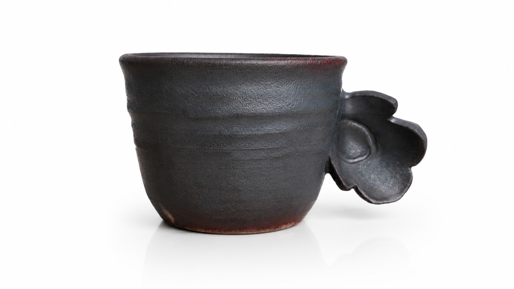 Handmade Mashiko black ceramic tea cup with sakura handle
Japanese pottery tea cup featuring cherry blossom handle